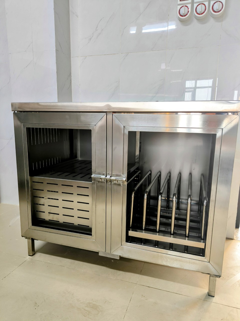 Tủ dao thớt sơ chế 2 z6014418427888 c9dbb919363c0d70220370cb2938bd37 1